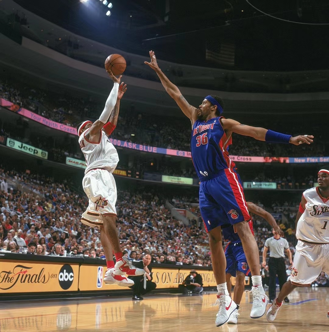 欧冠半场：克瑙夫打破僵局，法兰克福1-0巴塞罗那