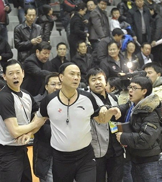 国乒三连冠 感恩幕后英雄