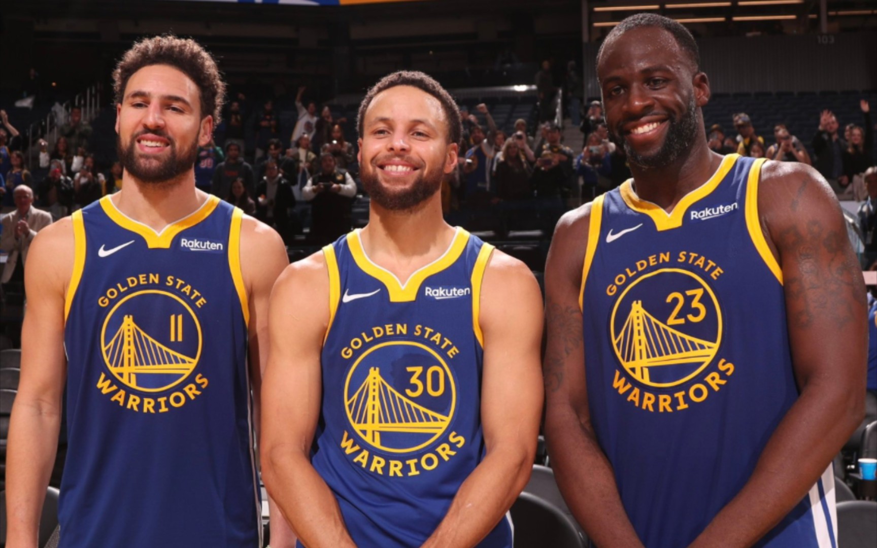 欧文突破防守送出关键助攻