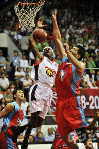 广东男篮在CBA杯赛中以94-80击败广州男篮，奎恩全场高效表现，贡献29分6篮板7助攻5抢断，助力球队取得首胜。