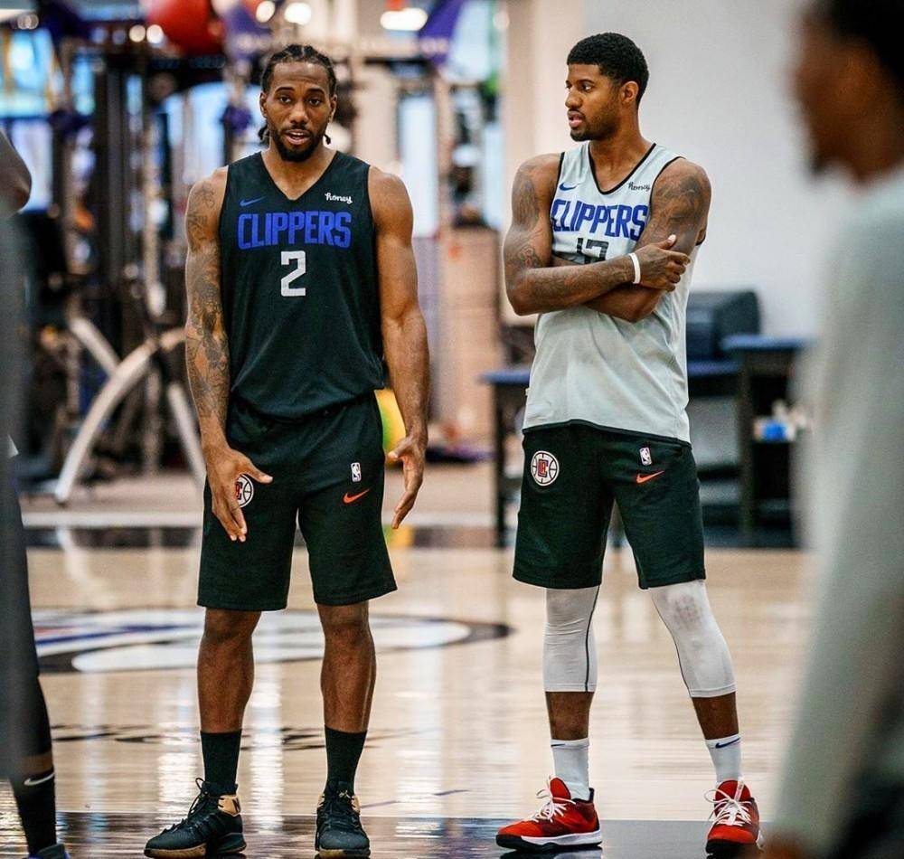 主裁：夸安萨拉拽丘库埃梅卡没判罚？这是极轻微、无效的拉拽