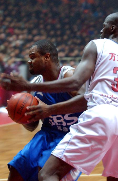 回馈家乡父老，河南队杨意林为后林村80岁以上老人发放礼品