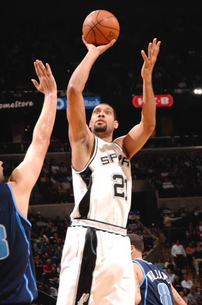 曼联、利物浦近五轮各1胜，英超积分榜曼联积22分，领先利物浦。