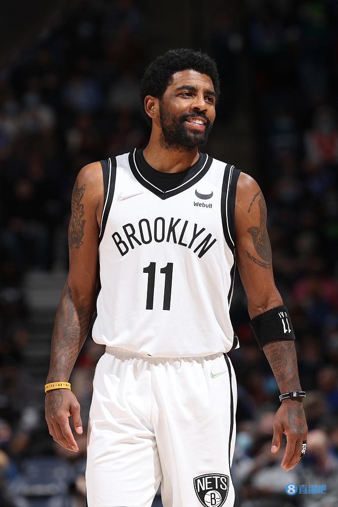 球星突破防线送出制胜球