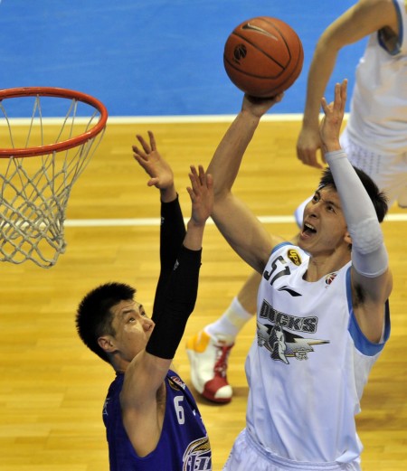 欧文突破防守创造杀伤，制造罚球